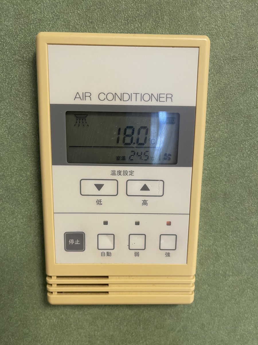 NyanMirai's tweet photo. チェックアウト13時に延長してのんびりホテル滞在！と思ってたら電話かかってきて「今日エアコン止まります！」とのこと…神は私に涼しさを与えてくださらない😂 https://t.co/IWBcQ60mLH