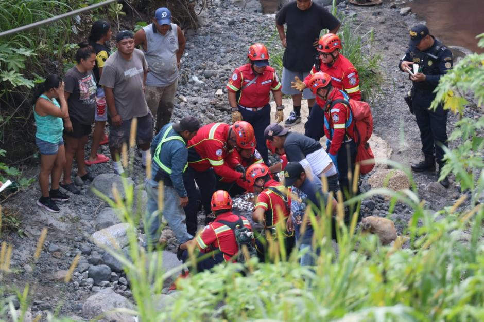 Rescatan a un hombre que cayó en un barranco en Villa Nueva