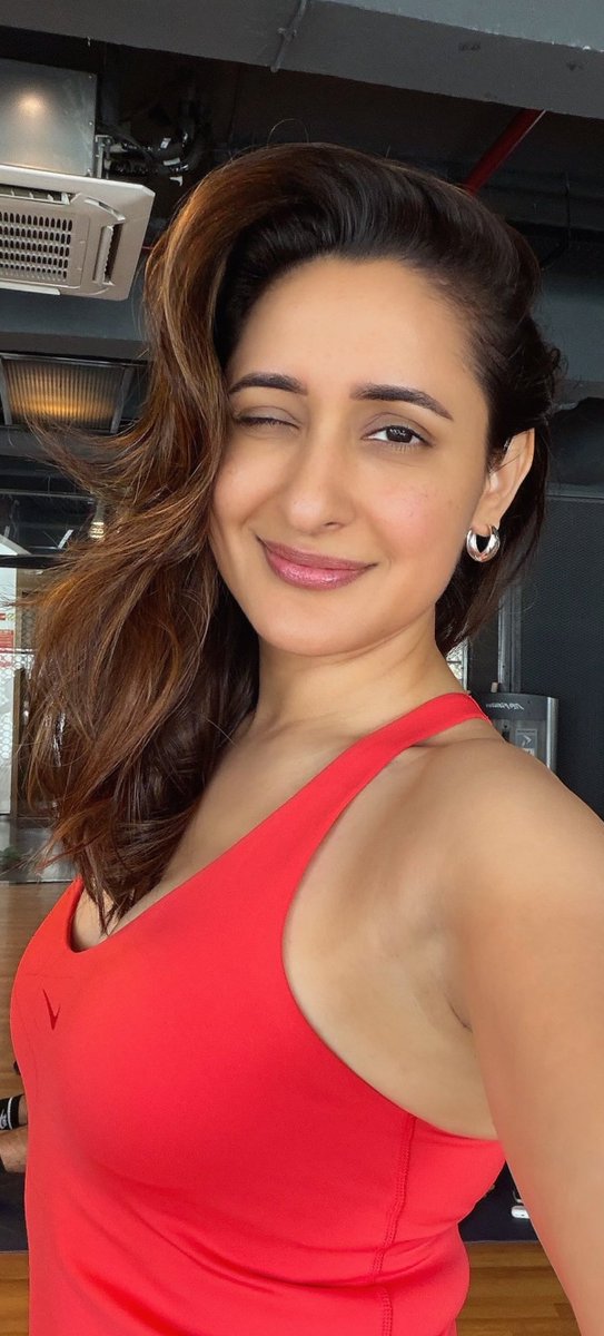 Lovely_Queens1's tweet photo. #PragyaJaiswal https://t.co/UqO4oKKcI4
