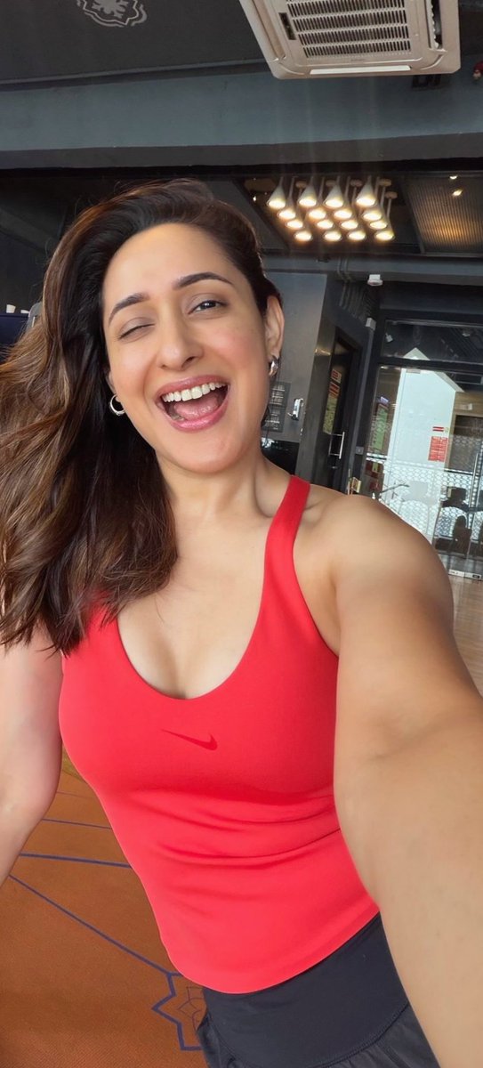 Lovely_Queens1's tweet photo. #PragyaJaiswal https://t.co/UqO4oKKcI4
