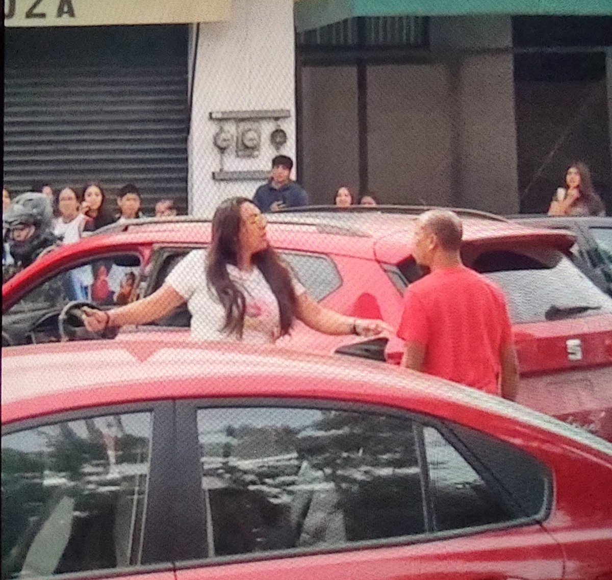 Replica_Tweets's tweet photo. Por los bloqueos del #magisterio en #Oaxaca, y la ausencia de la #SEGO y el #IEEPO; se registró un incidente vial donde una desquiciada saco un #cuchillo 😵‍💫 para amenazar a un ciudadano; dijo: no sabes con quién te metes. Y si, se llegó a saber, es protegida de @jesusromerooax https://t.co/hxuYC6rgDs