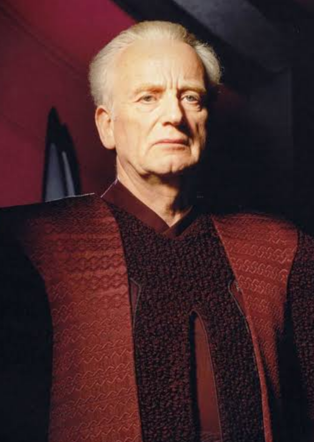 SiteJamesons's tweet photo. O IMPÉRIO! Acho que estamos vivendo um momento da história em que talvez valha a pena relembrar como teve início a saga Star Wars.

O poderoso Império de Palpatine não tomou o controle da galáxia por meio de uma invasão brutal ou de uma grande ofensiva militar. Na verdade, aconteceu exatamente o contrário.

Palpatine corroeu o sistema por dentro. Apresentou-se como uma alternativa nova e honesta, conquistando a confiança daqueles que acreditavam que ele representava mudança e seria capaz de restaurar a ordem.

Depois de se tornar Chanceler, lançou a galáxia em um caos cuidadosamente arquitetado por ele mesmo. Utilizando mentiras, manipulação, corrupção, desinformação e medo, obteve do Senado o apoio para ter os poderes necessários para criar o Império, supostamente para proteger a República e garantir a segurança de todos.

Foi assim que o autoritário regime de Palpatine nasceu, ironicamente, de maneira totalmente democrática. Aos poucos, sua máquina militar se espalhou por toda a galáxia, sempre em nome da "segurança" e da "ordem". Vozes dissidentes foram silenciadas, direitos individuais foram restringidos e uma das maiores tiranias da ficção se consolidou com o apoio popular.

E foi nesse contexto que surgiu uma das frases mais marcantes de toda a saga, dita pela senadora Padmé Amidala:

"É assim que a liberdade morre... sob estrondosos aplausos."

Esse texto pode ou não ter relação com a nossa política atual. Vocês que decidem.