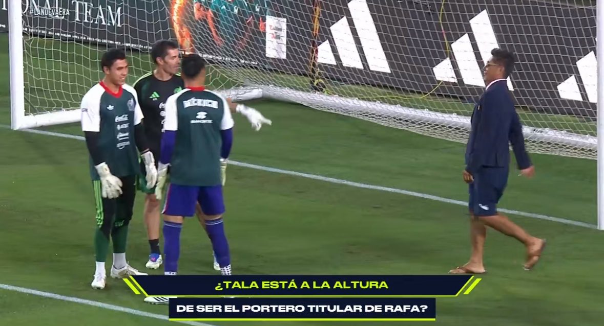 checosvlog's tweet photo. pinche Jorge Campos como me cae atm él, sus shorts aguados y sus chanclas JAJAJAJAJAJA, ahí andaba cotorreando con los porteros bien agussssto https://t.co/63WbunQAnF