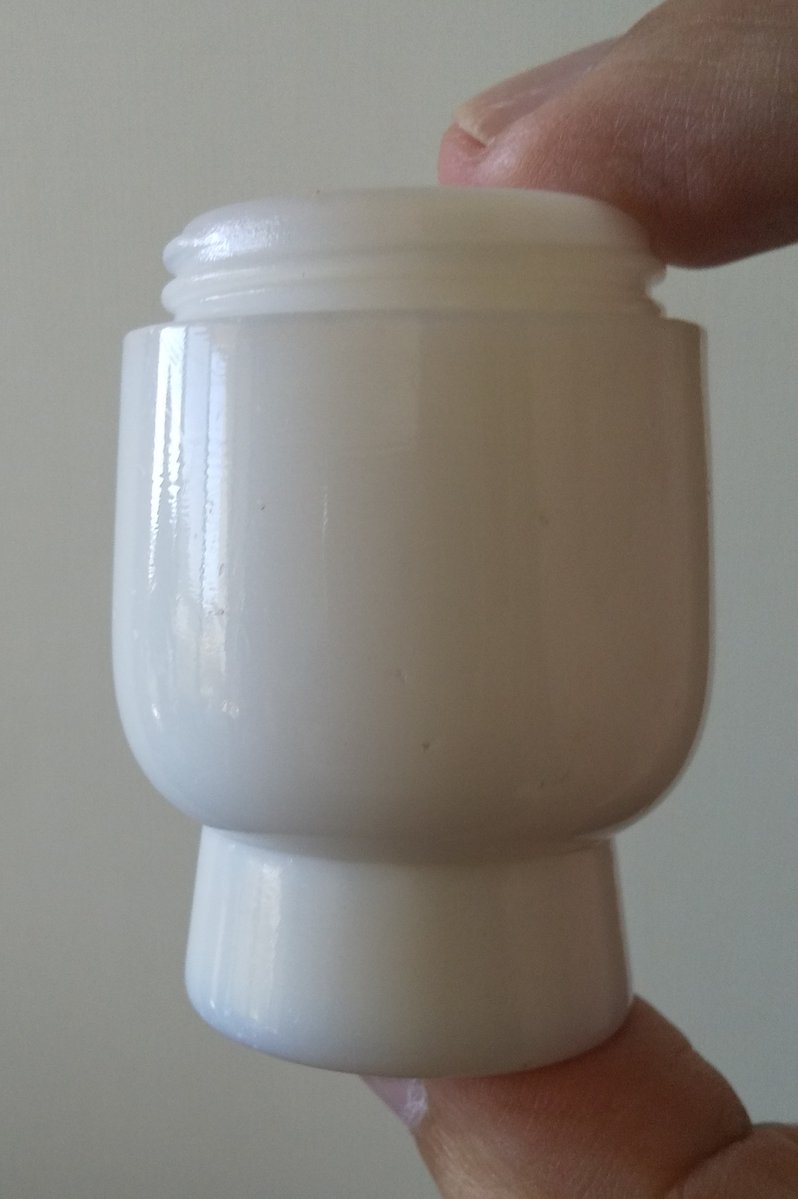 giroll's tweet photo. クリーム瓶　初めて見る形
あまりに容量が少なく
試供品なのだろうか
軟膏とかだったら凄く小さいのあるけど
大抵お椀型なんですよね https://t.co/7o9cPcoqM0