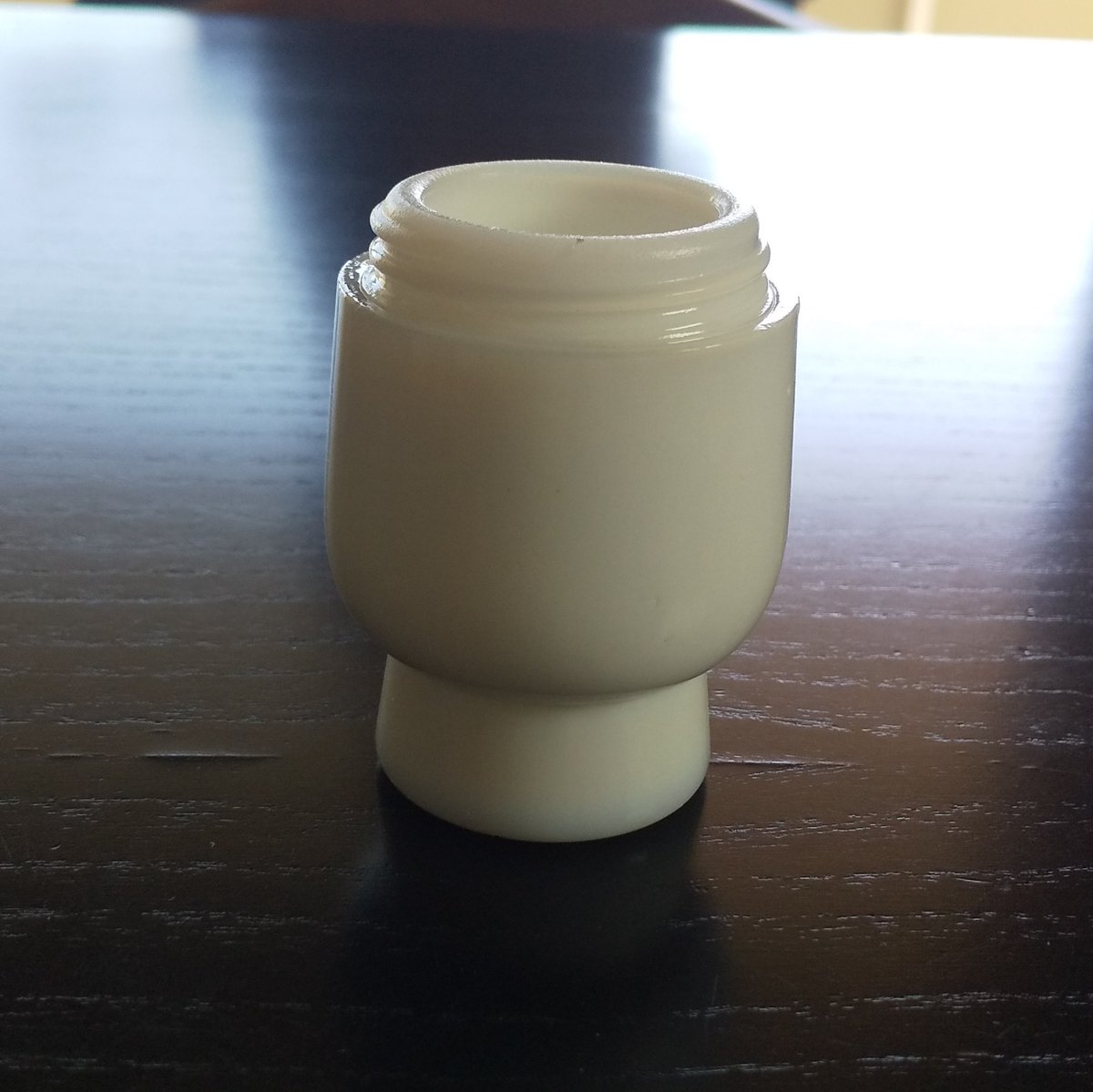 giroll's tweet photo. クリーム瓶　初めて見る形
あまりに容量が少なく
試供品なのだろうか
軟膏とかだったら凄く小さいのあるけど
大抵お椀型なんですよね https://t.co/7o9cPcoqM0