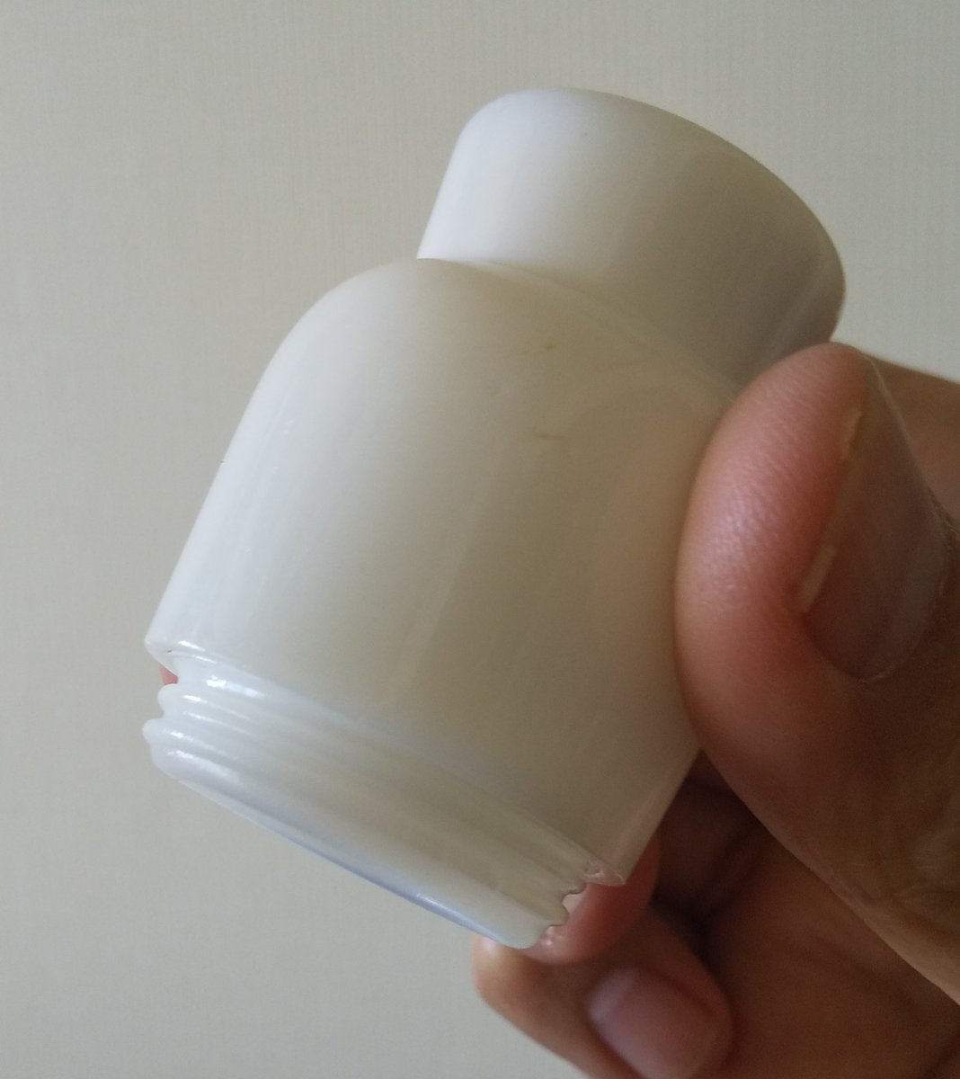 giroll's tweet photo. クリーム瓶　初めて見る形
あまりに容量が少なく
試供品なのだろうか
軟膏とかだったら凄く小さいのあるけど
大抵お椀型なんですよね https://t.co/7o9cPcoqM0