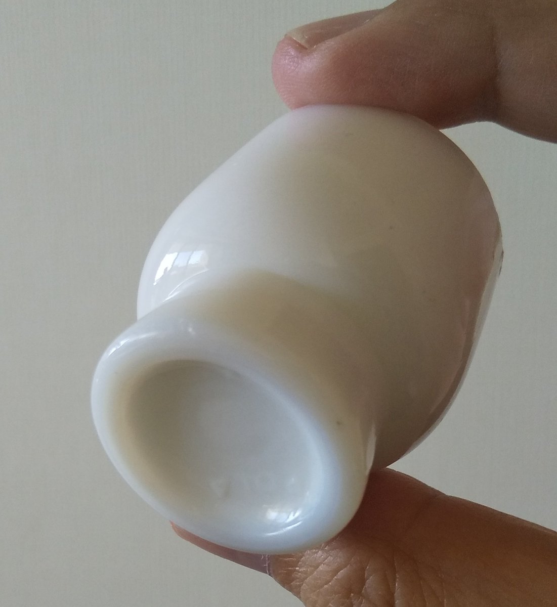 giroll's tweet photo. クリーム瓶　初めて見る形
あまりに容量が少なく
試供品なのだろうか
軟膏とかだったら凄く小さいのあるけど
大抵お椀型なんですよね https://t.co/7o9cPcoqM0