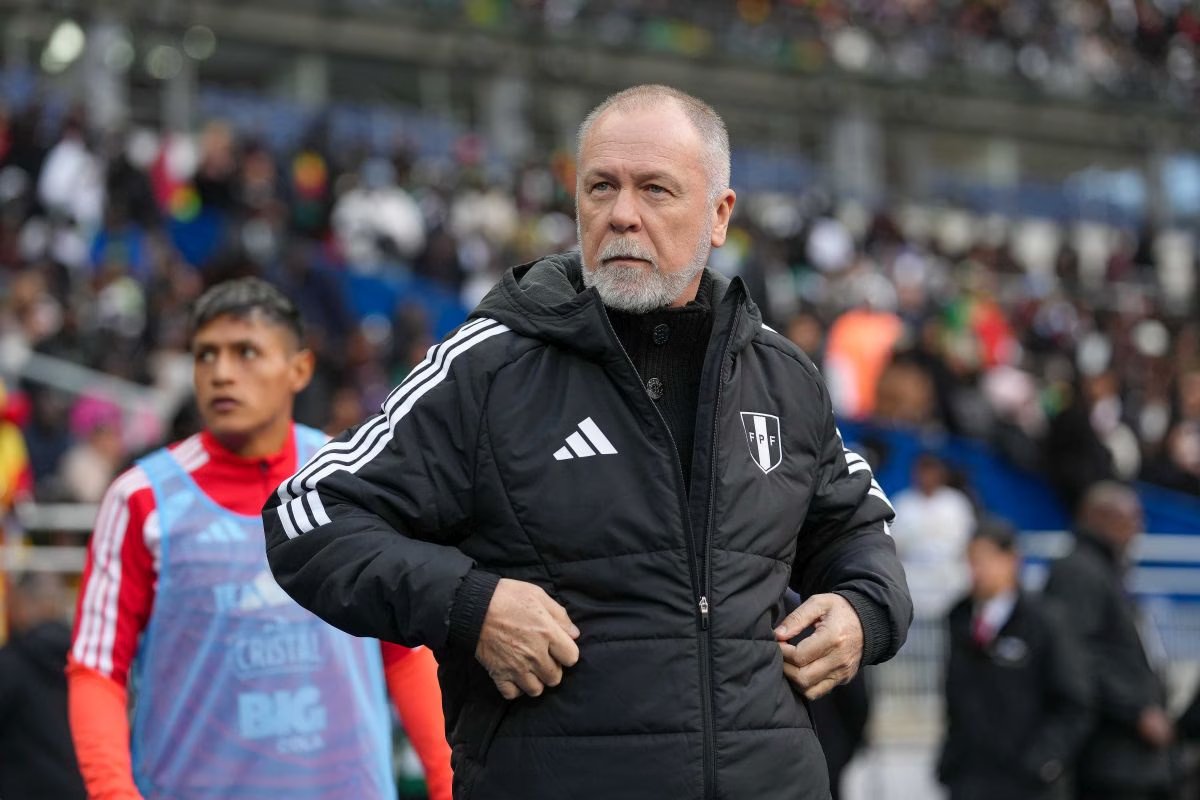 TioCritica's tweet photo. Hoy Mano Menezes no puede continuar en la selección peruana, NI UN SOLO MINUTO MÁS. https://t.co/UxI5z8nlQI