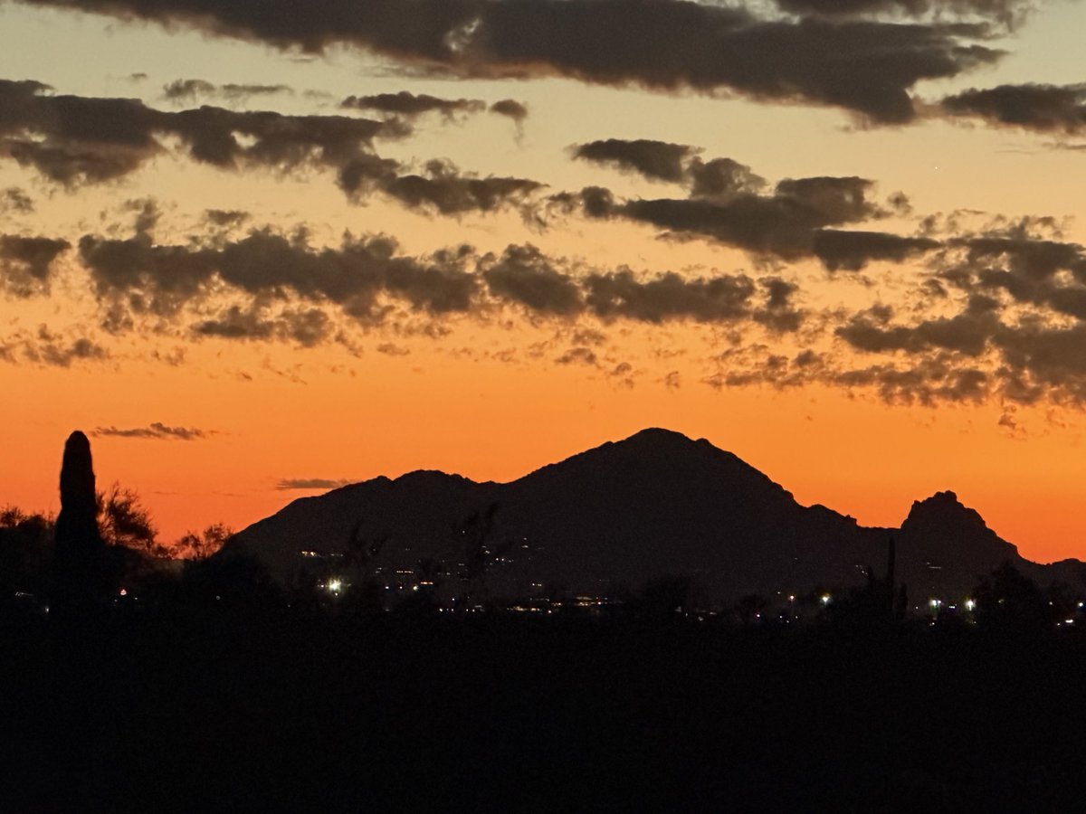 KettlebellDan's tweet photo. desert sunsets hit different https://t.co/8DRPJ0gDbF