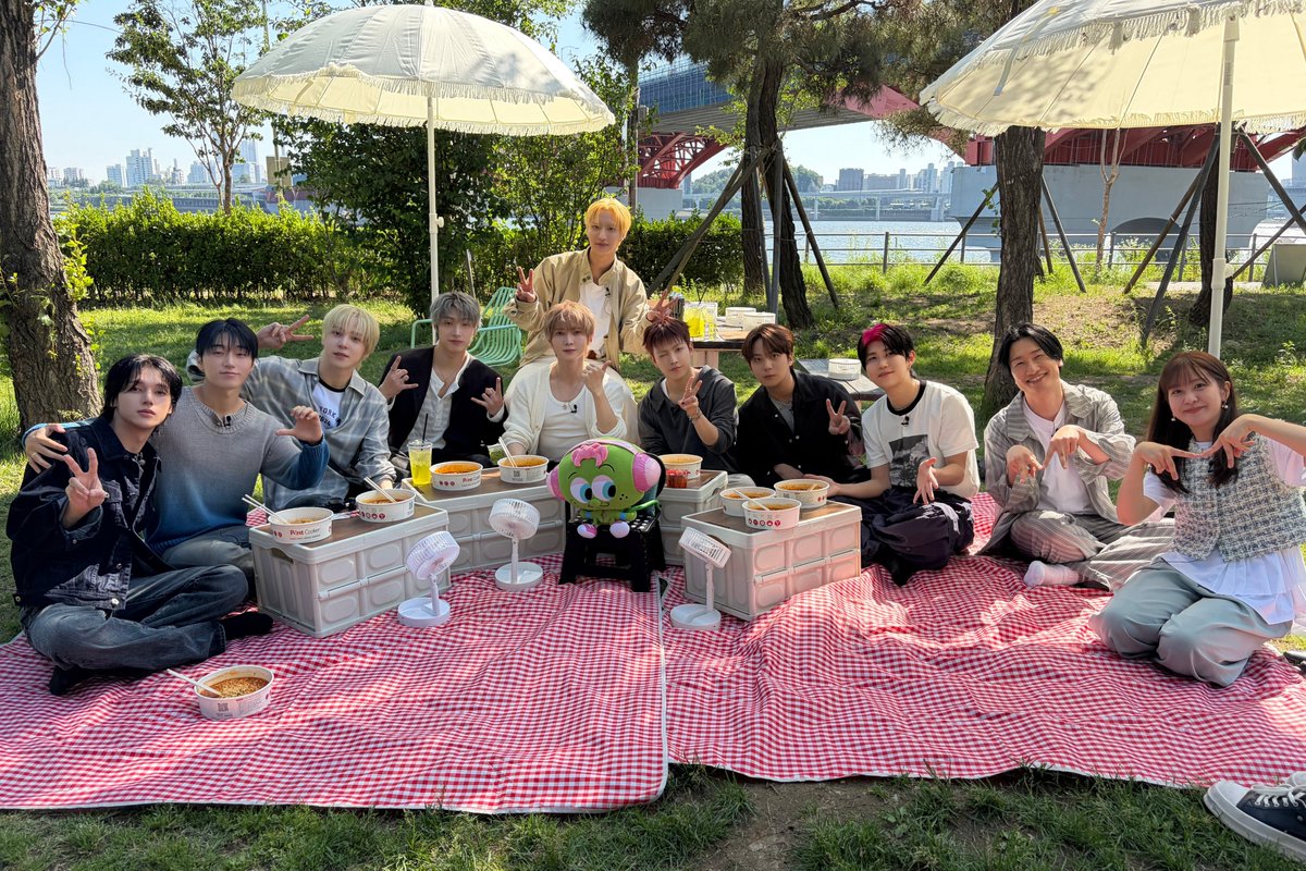 MZINE_tvasahi's tweet photo. 🎵#MZINE エンジン📕
⏰きょう深夜1:30~ ※一部地域を除く

今夜は 韓国弾丸取材ツアー特別編✈️·˖✩

ミセス若井×超人気アーティストの
大興奮コラボをギュッと詰め込み
3連発でお届け🕺

ぜひご覧ください👀

【出演者】
#若井滉斗(#MrsGREENAPPLE)
#山添寛(#相席スタート) #林美桜
#ATEEZ #ZEROBASEONE #RIIZE