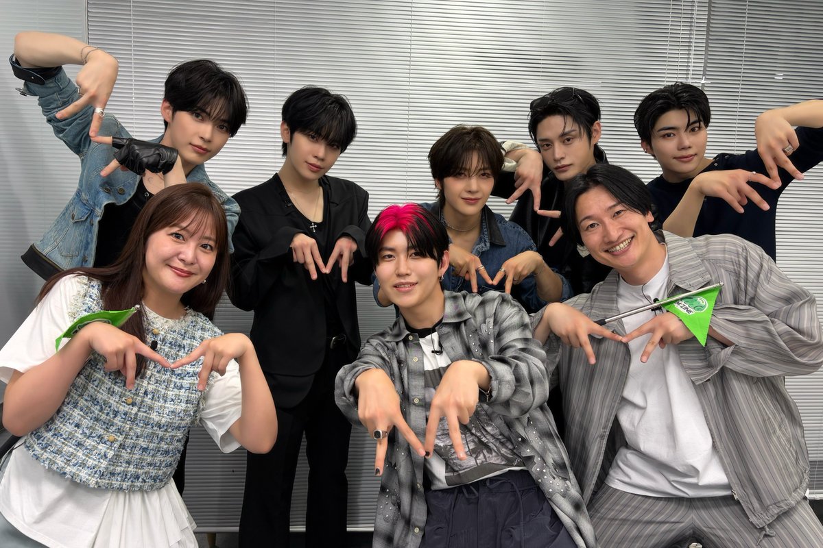 MZINE_tvasahi's tweet photo. 🎵#MZINE エンジン📕
⏰きょう深夜1:30~ ※一部地域を除く

今夜は 韓国弾丸取材ツアー特別編✈️·˖✩

ミセス若井×超人気アーティストの
大興奮コラボをギュッと詰め込み
3連発でお届け🕺

ぜひご覧ください👀

【出演者】
#若井滉斗(#MrsGREENAPPLE)
#山添寛(#相席スタート) #林美桜
#ATEEZ #ZEROBASEONE #RIIZE