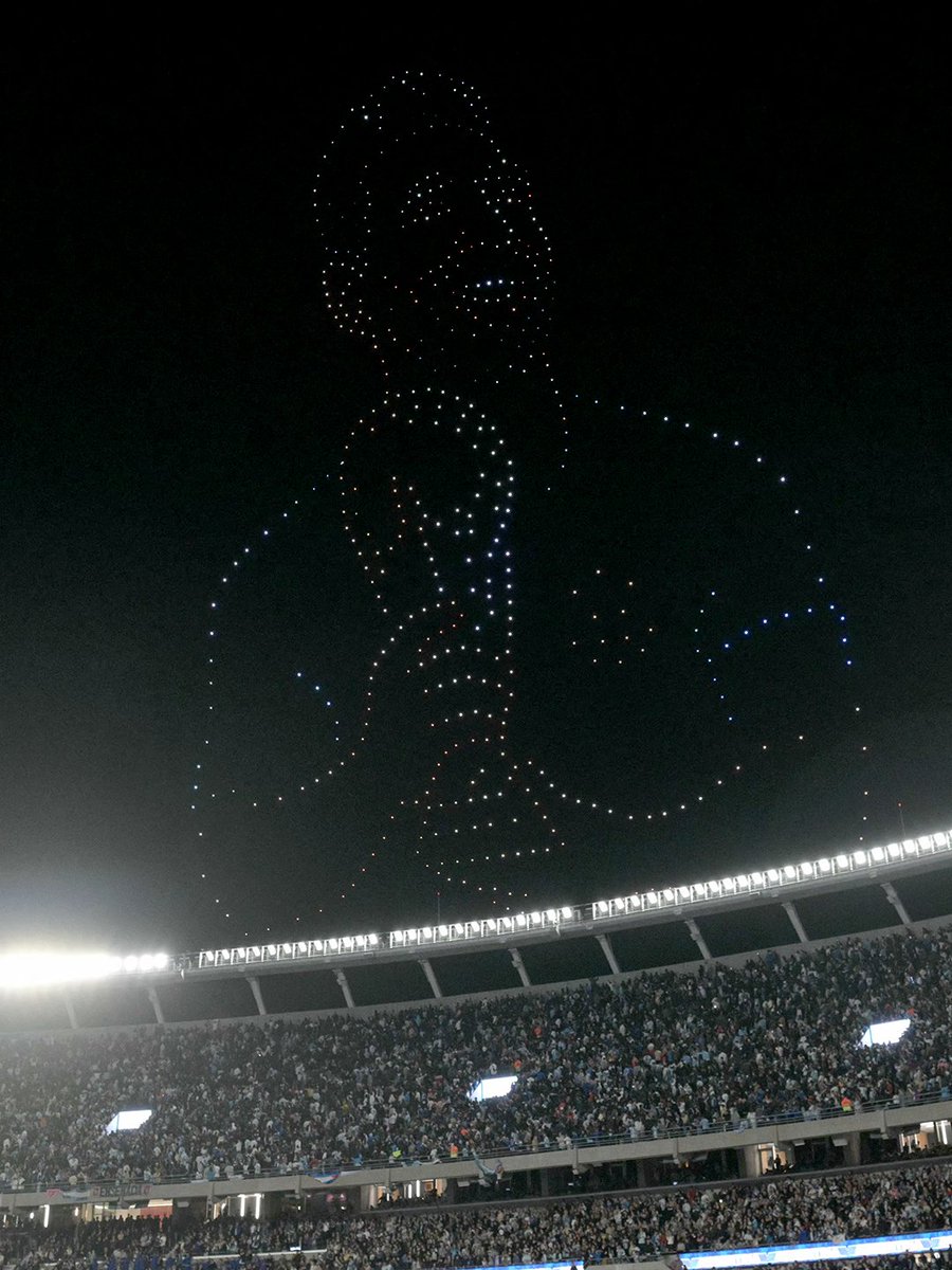 footballontnt's tweet photo. The sky lit up for Lionel Messi 🇦🇷🥺

A spectacular drone show followed his final Argentina appearance, recreating Messi holding the World Cup and his iconic shirt ❤️ https://t.co/8vP64dNdkR