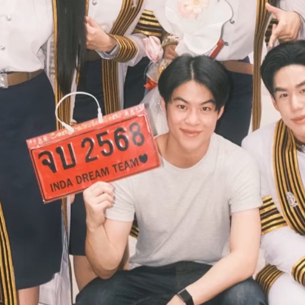 fourtifive's tweet photo. พี่จะอยู่ให้ถึงวันที่มาร์คใส่ครุยถาปัต ฬ 🤍 https://t.co/PqyRVJ2udF