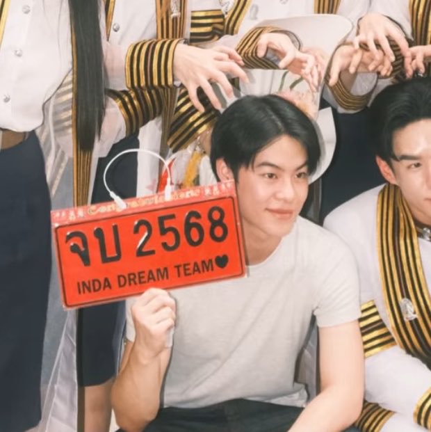 fourtifive's tweet photo. พี่จะอยู่ให้ถึงวันที่มาร์คใส่ครุยถาปัต ฬ 🤍 https://t.co/PqyRVJ2udF