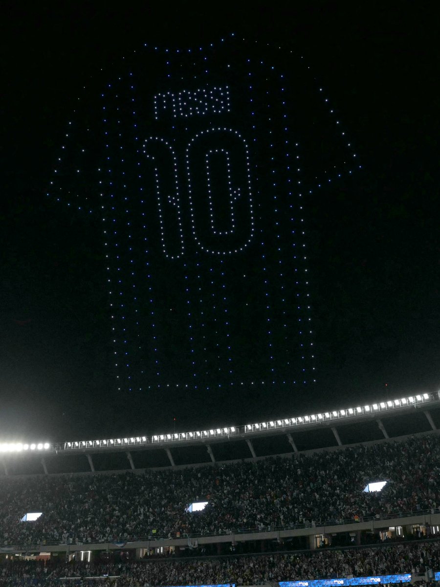 footballontnt's tweet photo. The sky lit up for Lionel Messi 🇦🇷🥺

A spectacular drone show followed his final Argentina appearance, recreating Messi holding the World Cup and his iconic shirt ❤️ https://t.co/8vP64dNdkR