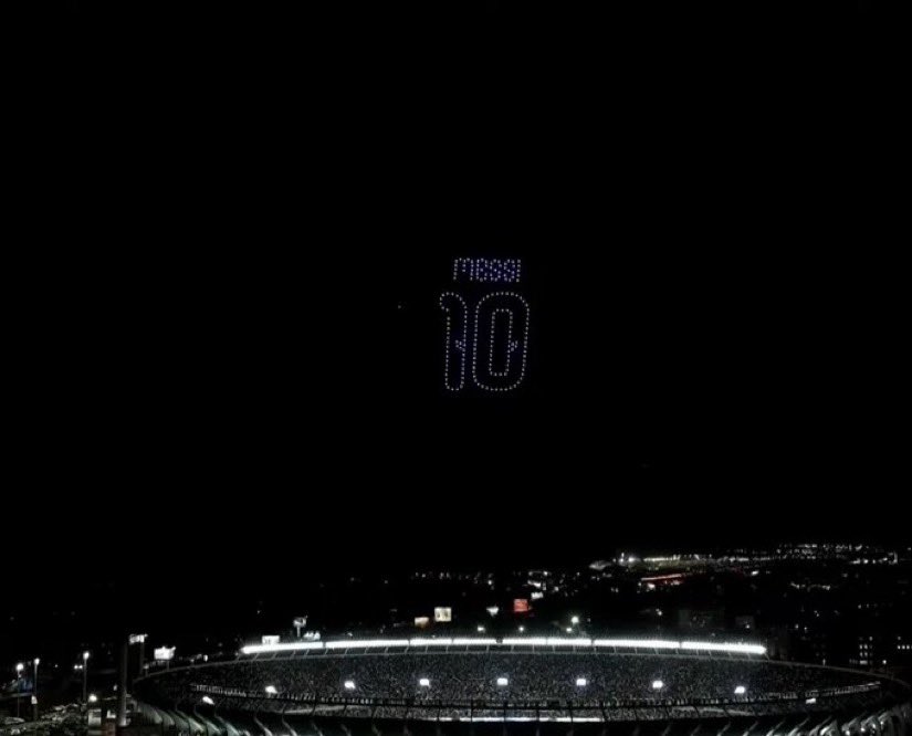 sequequieresmas's tweet photo. Primeros argentinos que realizaron un show de drones alguna vez:

1- Maria Becerra
2- Lionel Messi https://t.co/pqvFjZE0kw