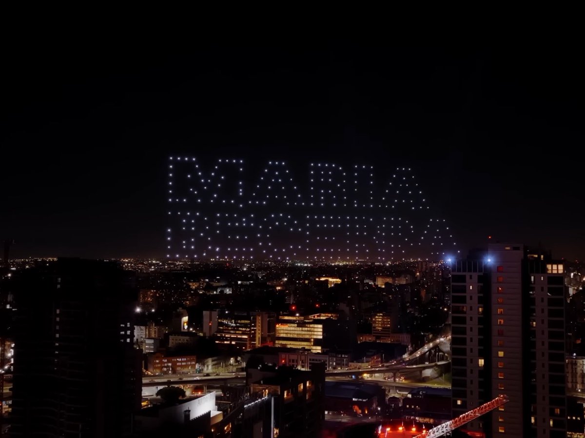 sequequieresmas's tweet photo. Primeros argentinos que realizaron un show de drones alguna vez:

1- Maria Becerra
2- Lionel Messi https://t.co/pqvFjZE0kw