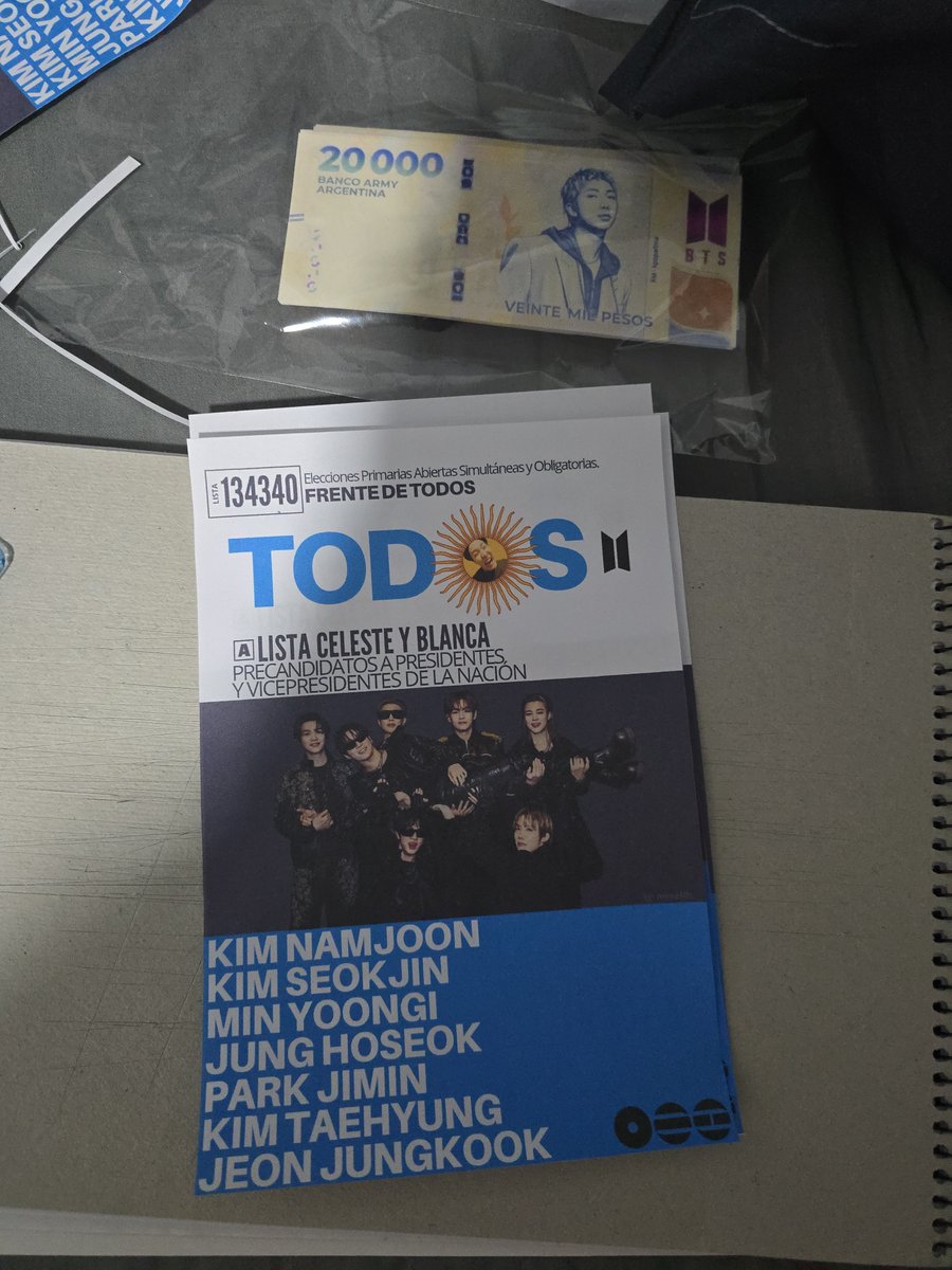 iluvjinseok's tweet photo. Que les parecen mis freebies, un folleto y un soborno de 20 pesitos https://t.co/l6mhTrnmaQ