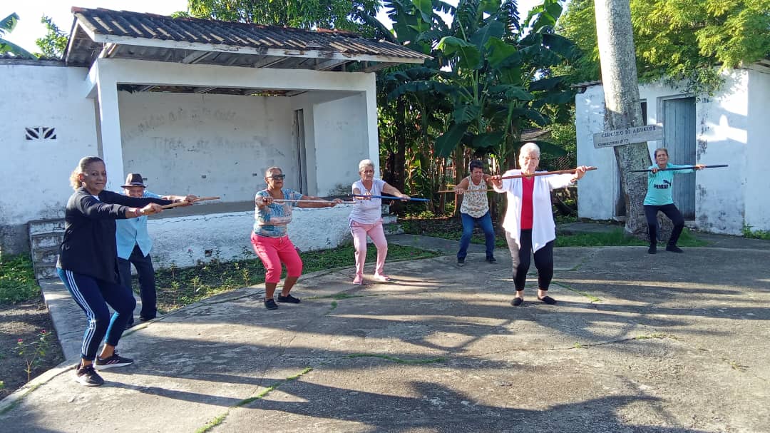 PedroACeja3414's tweet photo. La profesora  de actividad física comunitaria Milagro Montero Mendive, perteneciente al Combinado Deportivo 2 Nancy Uranga. Guane, ofertando las actividades en su círculo de abuelos.
#InderGuane 
#PinarPorNuevasVictorias https://t.co/a63WpZOor6
