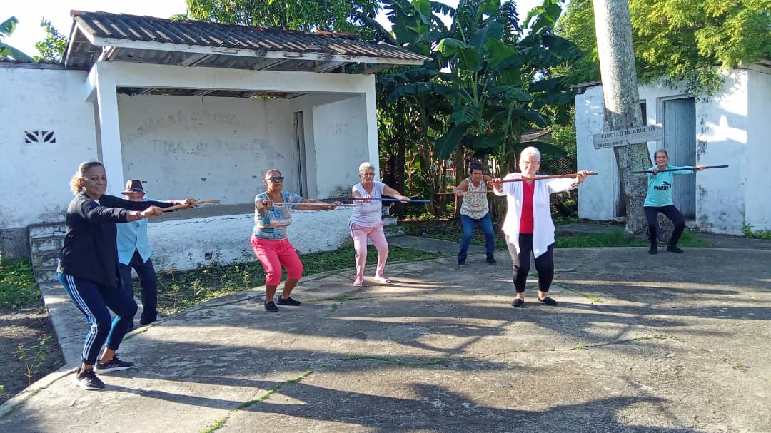 PedroACeja3414's tweet photo. La profesora  de actividad física comunitaria Milagro Montero Mendive, perteneciente al Combinado Deportivo 2 Nancy Uranga. Guane, ofertando las actividades en su círculo de abuelos.
#InderGuane 
#PinarPorNuevasVictorias https://t.co/a63WpZOor6