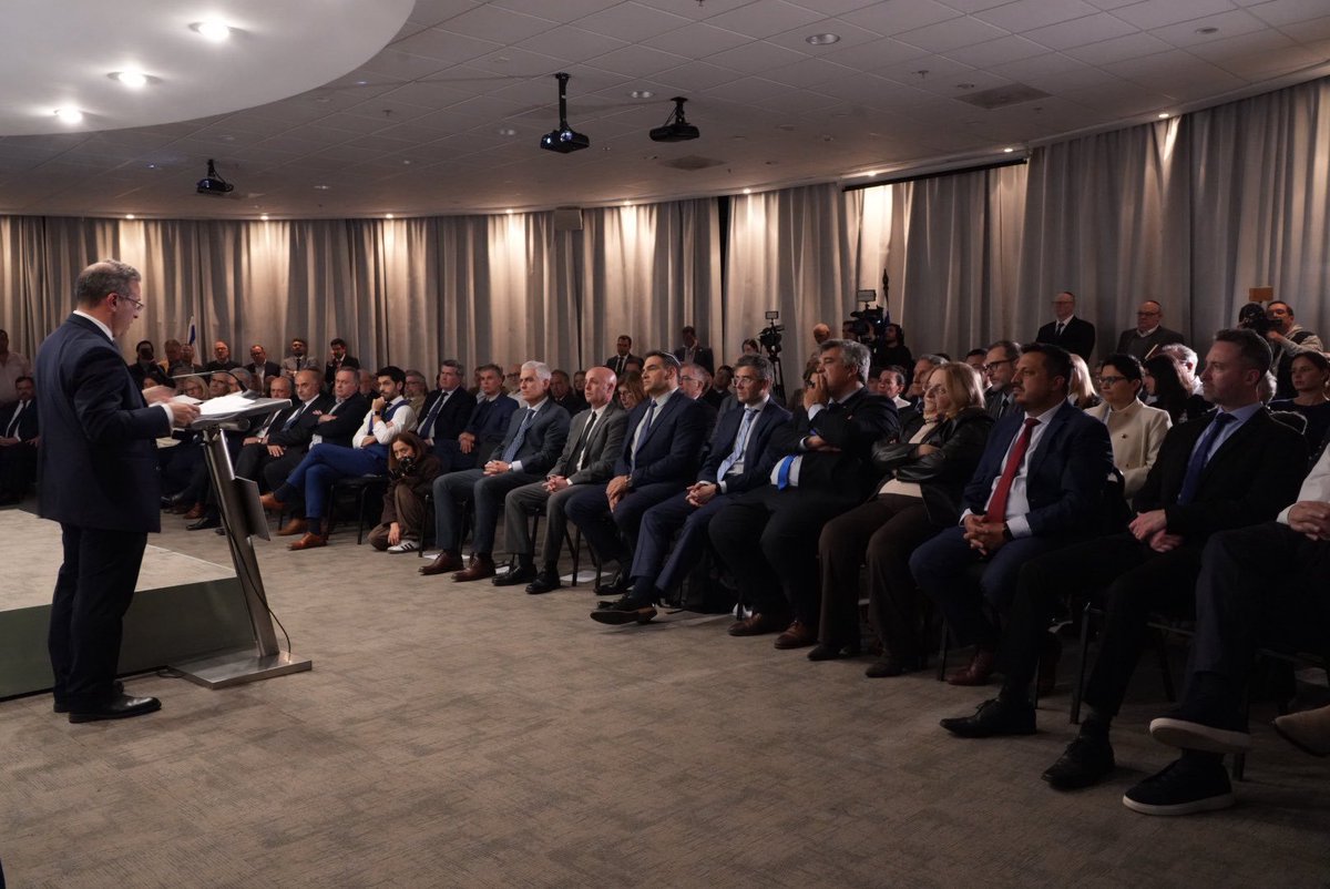FelipeSchipani's tweet photo. El grupo terrorista Hamás asesinó a unas 1.200 personas el 7 de octubre de 2023 en Israel. 
Tres años después, ni una autoridad del gobierno ni un legislador o dirigente del Frente Amplio asistió al acto de la Embajada de Israel en memoria de las víctimas. Ni uno.
Parece que para ellos hay derechos humanos que valen más que otros. Una ausencia que los retrata. Vergüenza es poco.