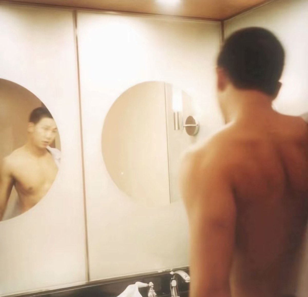 jooniesflowerr's tweet photo. i need him naked and in my bed immediately omfg https://t.co/XE32Bobs2x