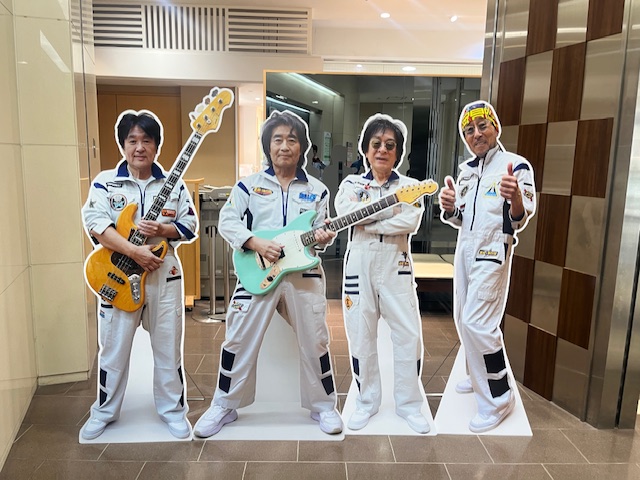 yagihashi_dept's tweet photo. 東側エレベーター前には、等身大パネル
鎌倉町側ウインドウには、脱ぎたてホヤホヤ現在のツアー衣裳　大温度計のサイン　3階はポスター各種とブギウギワンダーレビューツアー衣裳(林さんの衣装初公開）
屋上は、還暦少年ツアーパンフレット撮影現場
7階カフェはSONGSで使用　見どころ満載
＃スタレビ https://t.co/7ifyTV6sXT