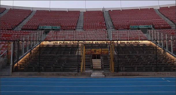 BTSDailyChile's tweet photo. 🏟 ARMY, ahora que se acercan los conciertos de BTS en Chile, queremos contarles algo importante sobre el Estadio Nacional, especialmente a quienes nos visitarán desde otros países. 

El Estadio Nacional no es solo el principal  recinto deportivo y de conciertos de Chile. También es un sitio de memoria, porque entre sus espacios se conserva una parte importante y dolorosa de la historia de nuestro país.

En el año 1973, el estadio fue utilizado como centro de detención. Miles de personas permanecieron detenidas en distintas dependencias del recinto y  fueron víctimas de graves violaciones a los derechos humanos.

Con el paso de los años,  y una vez recuperada la democracia, este fue remodelado y modernizado, pero Chile tomó la decisión de preservar algunos de sus espacios como sitios de memoria, conservando las huellas de lo ocurrido para que lo que aconteció en este lugar  pueda seguir siendo conocida por las nuevas generaciones.

Cuando ingresen al estadio verán que, entre las graderías con asientos modernos, existe un pequeño sector donde todavía permanecen las antiguas bancas de madera.

No están ahí porque ese lugar haya quedado sin reparar o remodelar. Se conservaron intencionalmente porque forman parte de unos de los sitios de memoria. 

Dentro del complejo existen también otros espacios vinculados a esta historia que han sido preservados con el mismo propósito.

Por eso quisimos contarles esto antes de su visita. Si ven estas graderías, se acercan a conocerlas o deciden fotografiarlas, queremos que sepan qué están viendo, qué representan y por qué para nuestro país es importante conservarlas.

No es un lugar al que no puedan acercarse. Estos sitios existen para ser conocidos y para transmitir su historia. Si tienen la oportunidad de encontrarse con estos espacios durante su visita, las invitamos a conocerlos, observarlos y acercarse a ellos desde el respeto y la comprensión de lo que representan.

En unos días, ARMY de Chile y de otros lugares del mundo compartiremos este mismo espacio por una razón muy distinta: encontrarnos, cantar y vivir juntos algo que esperamos por mucho tiempo. 

Mientras creamos nuevos recuerdos, estos espacios seguirán siendo parte de nosotros como chilenos. 

Los conservamos para recordar, para aprender y para que nuestra memoria también nos ayude a construir un futuro en el que hechos como estos no vuelvan a repetirse. 

💜

#BTSENCHILE