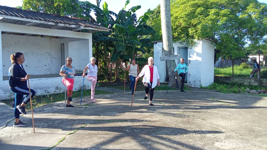 PedroACeja3414's tweet photo. La profesora  de actividad física comunitaria Milagro Montero Mendive, perteneciente al Combinado Deportivo 2 Nancy Uranga. Guane, ofertando las actividades en su círculo de abuelos.
#InderGuane 
#PinarPorNuevasVictorias https://t.co/a63WpZOor6