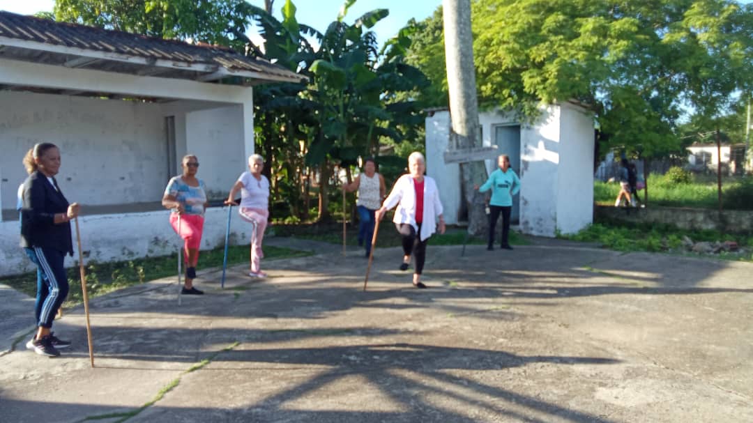 PedroACeja3414's tweet photo. La profesora  de actividad física comunitaria Milagro Montero Mendive, perteneciente al Combinado Deportivo 2 Nancy Uranga. Guane, ofertando las actividades en su círculo de abuelos.
#InderGuane 
#PinarPorNuevasVictorias https://t.co/a63WpZOor6