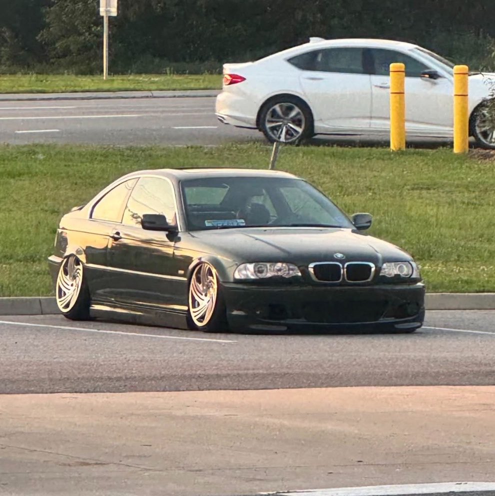 pleasekilljay's tweet photo. i bought bmw again 😵‍💫 https://t.co/zwIZiCj7Qn
