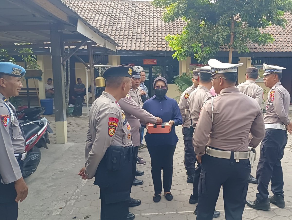 polsekkalasan's tweet photo. Personel Polsek Kalasan melaksanakan kegiatan SiRegi (Sisihkan Rejeki Untuk Berbagi) untuk disalurkan kepada masyarakat yang membutuhkan. Rabu (7/10/2026) pagi
#poldaDIY #polrestasleman #humaspolrestasleman #polsekkalasan #patrolijogja #SEKKALI #SiRegi
Polisi Bersama Masyarakat https://t.co/nUOvdha3i3