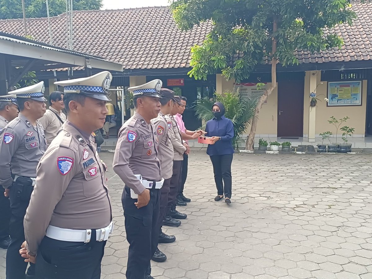 polsekkalasan's tweet photo. Personel Polsek Kalasan melaksanakan kegiatan SiRegi (Sisihkan Rejeki Untuk Berbagi) untuk disalurkan kepada masyarakat yang membutuhkan. Rabu (7/10/2026) pagi
#poldaDIY #polrestasleman #humaspolrestasleman #polsekkalasan #patrolijogja #SEKKALI #SiRegi
Polisi Bersama Masyarakat https://t.co/nUOvdha3i3