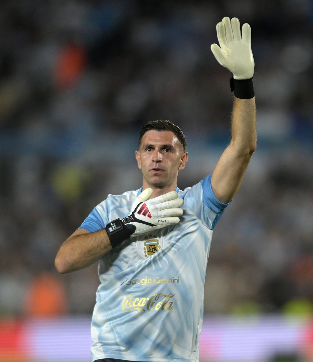ChelsTransfer's tweet photo. Emiliano Martínez 46 clean sheets in 70 matches with Argentina. 

3 clean sheets in a row this international break.

Now he returns back to Chelsea. https://t.co/OnqLTX9lDe