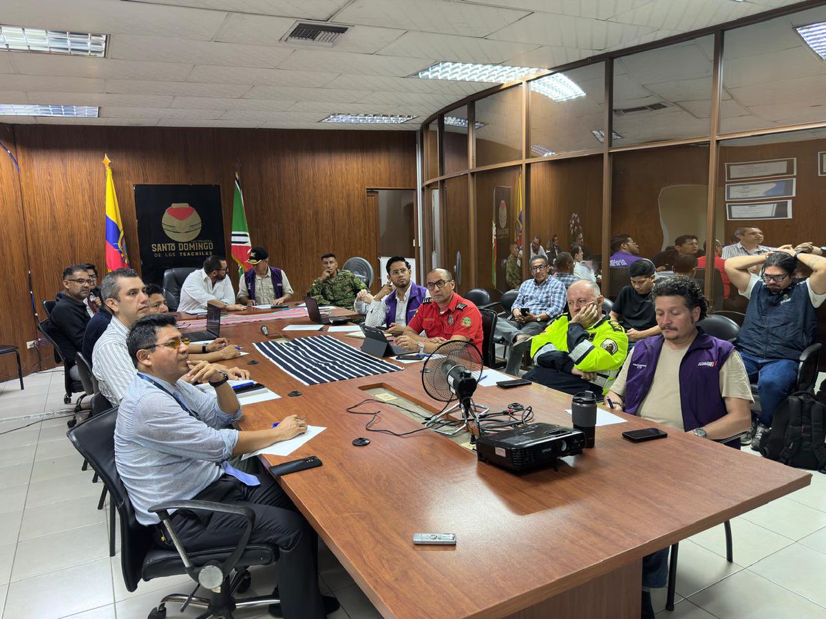 gobertsachila's tweet photo. ACCIONES ARTICULADAS PARA UN #FERIADOSEGURO

Miguel Quezada, Gobernador de SDT junto al prefecto, Alfonso Andrade, presidieron una reunión de trabajo interinstitucional, con el fin de garantizar una movilidad segura y una adecuada fluidez vehicular durante el feriado 
1/2 https://t.co/MLMhN8T4ii