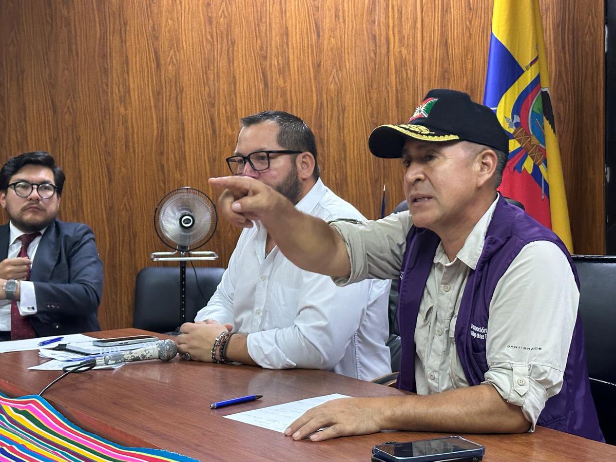 gobertsachila's tweet photo. ACCIONES ARTICULADAS PARA UN #FERIADOSEGURO

Miguel Quezada, Gobernador de SDT junto al prefecto, Alfonso Andrade, presidieron una reunión de trabajo interinstitucional, con el fin de garantizar una movilidad segura y una adecuada fluidez vehicular durante el feriado 
1/2 https://t.co/MLMhN8T4ii