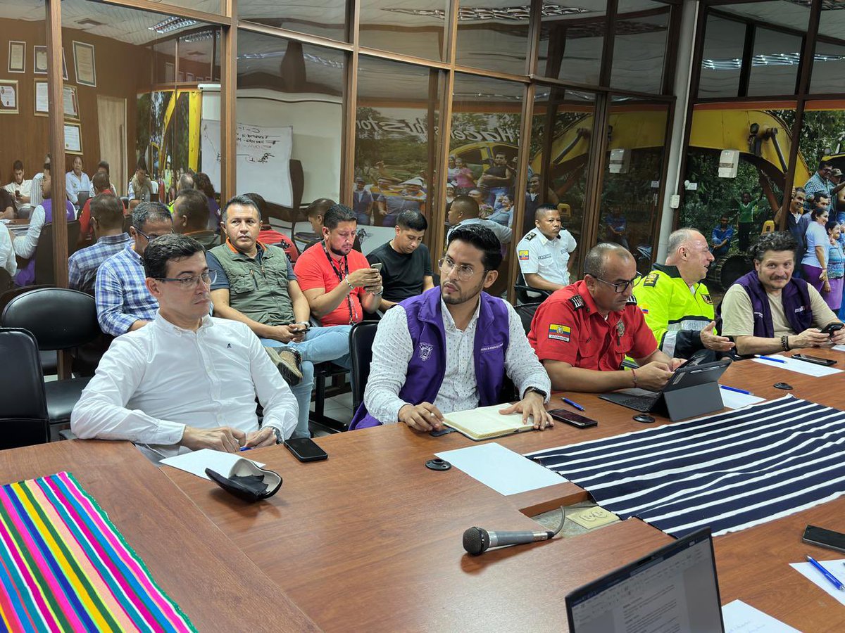 gobertsachila's tweet photo. ACCIONES ARTICULADAS PARA UN #FERIADOSEGURO

Miguel Quezada, Gobernador de SDT junto al prefecto, Alfonso Andrade, presidieron una reunión de trabajo interinstitucional, con el fin de garantizar una movilidad segura y una adecuada fluidez vehicular durante el feriado 
1/2 https://t.co/MLMhN8T4ii