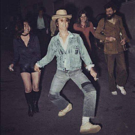 smartphonehaver's tweet photo. @xooset Dude is walking like this https://t.co/r5rSnn2PD6