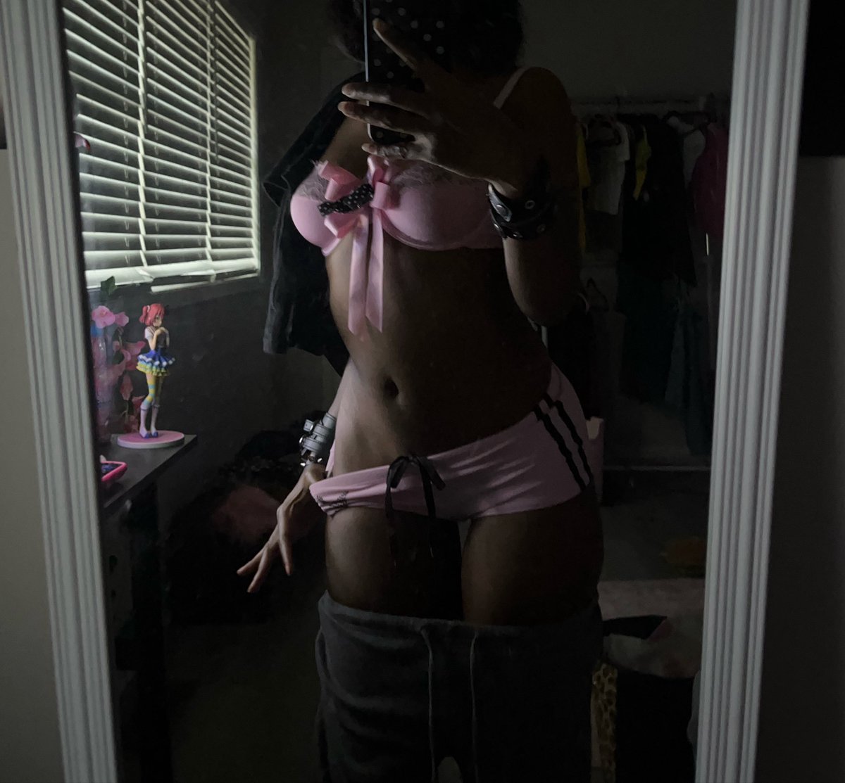 mollypssyweed's tweet photo. come kiss my waist 
#nsfwtwt https://t.co/DMhiQtJO31