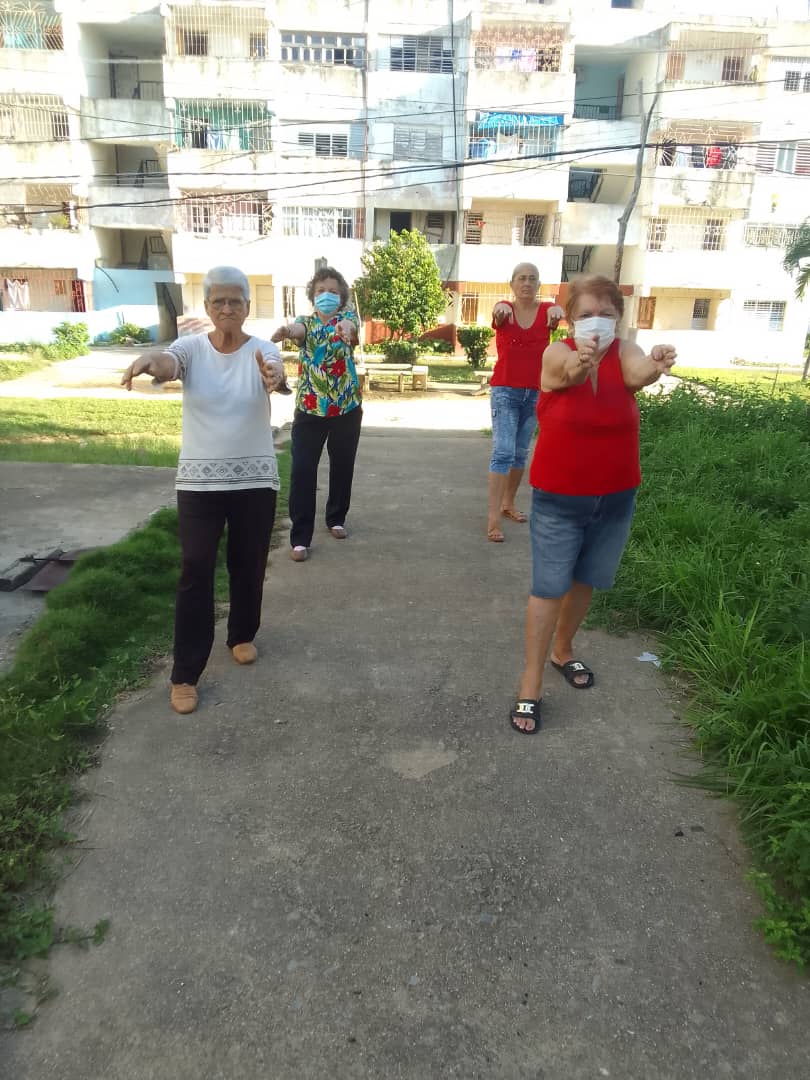 PedroACeja3414's tweet photo. La profesora de Actividad Física Comunitaria Guane Nieves Miranda en sus acostumbradas actividades con los adultos mayores.
#InderGuane 
#PinarPorNuevasVictorias https://t.co/47eJueH3C6