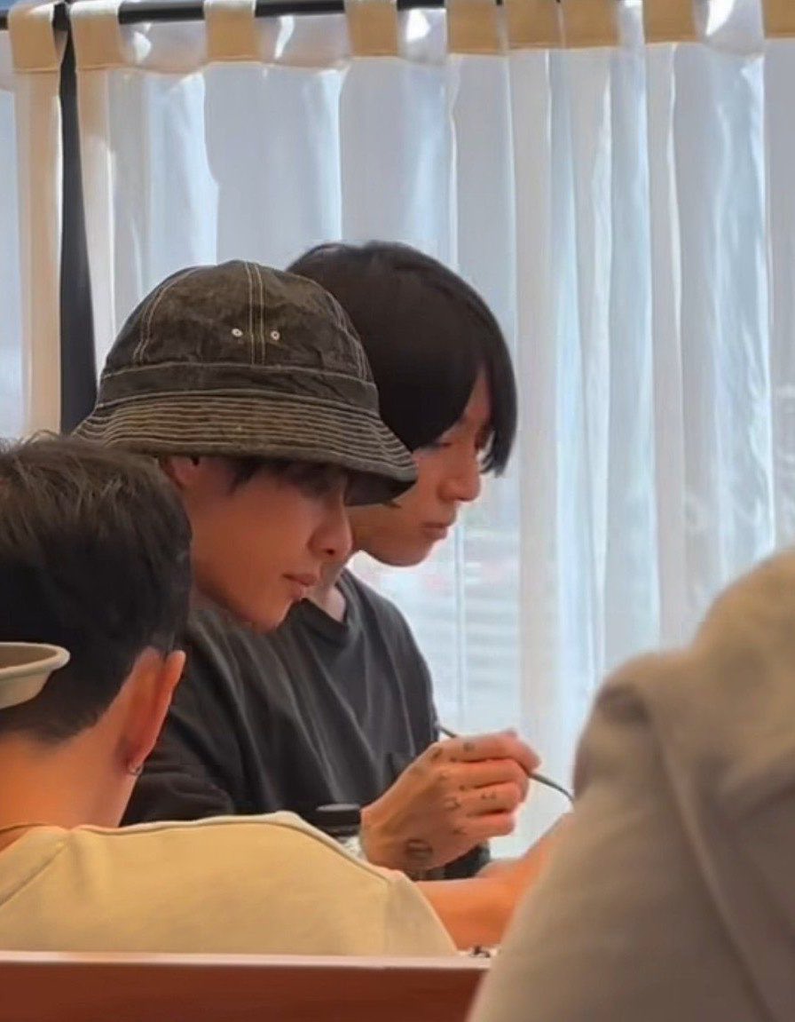 kvstrawcigs's tweet photo. So Taehyung really is wearing Jungkook’s hat lol 😭 https://t.co/zORjo1kQSm
