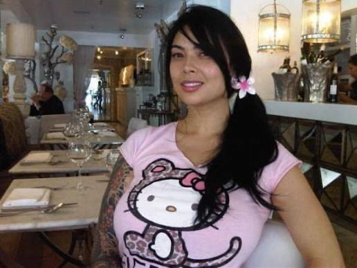 strawbunnybisou's tweet photo. i so wish women’s hello kitty shirts were as cute as they were in the 2000s today https://t.co/WlPvQZCxYR