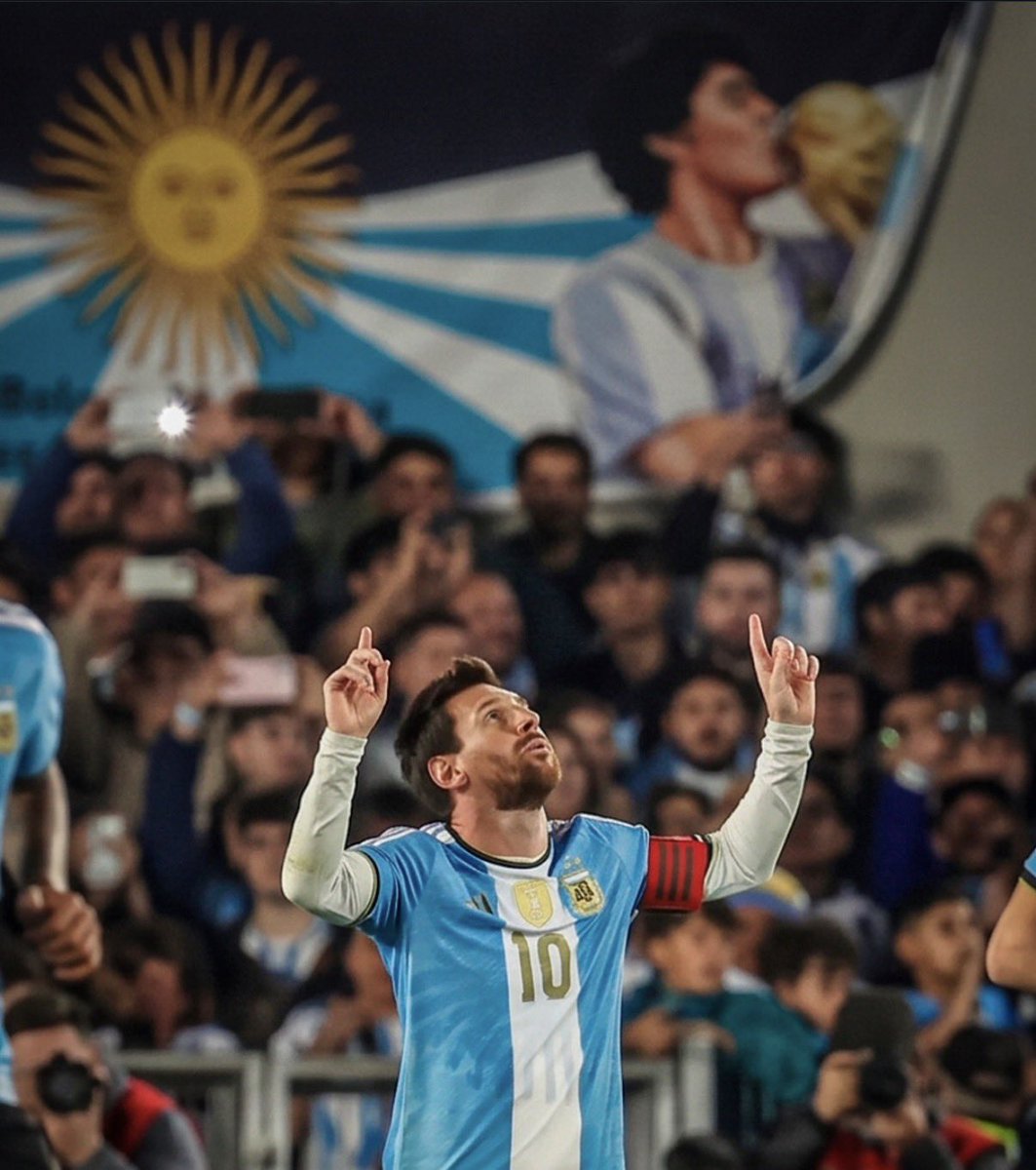 juampireynoso's tweet photo. Messi. Maradona. Argentina en una foto. https://t.co/nm4OiauKQi