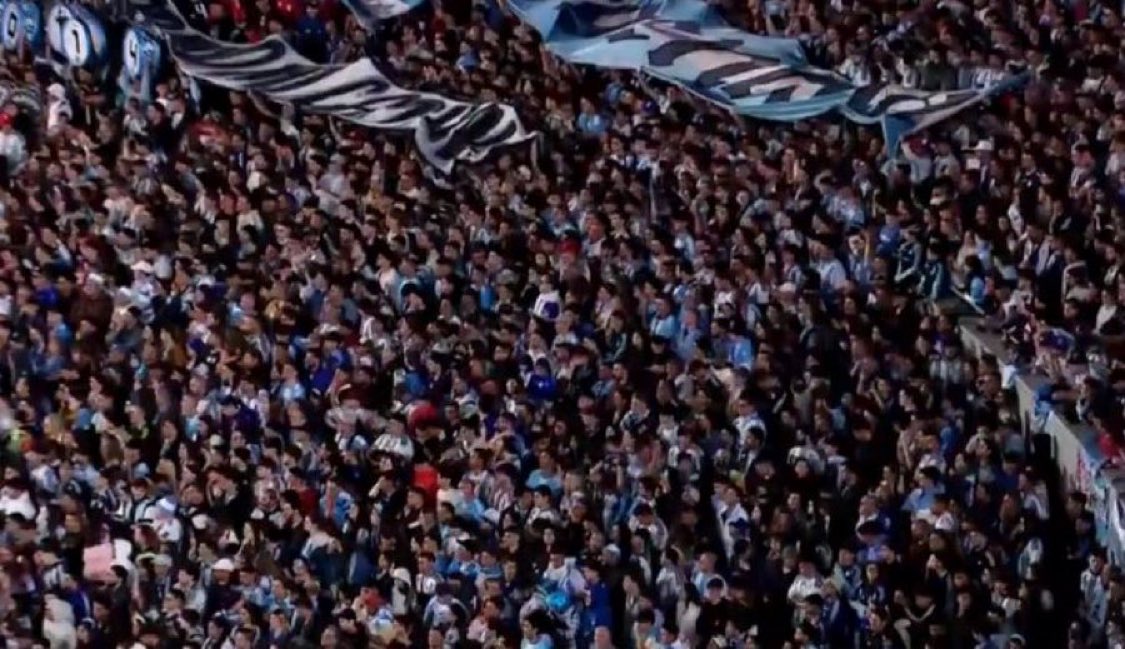 ActuFoot_'s tweet photo. « MESSI NE PART PAS, MESSI NE PART PAS ! » chantent les supporters argentins 🇦🇷. 🗣️😁🐐 https://t.co/e2EAM9D1Fv