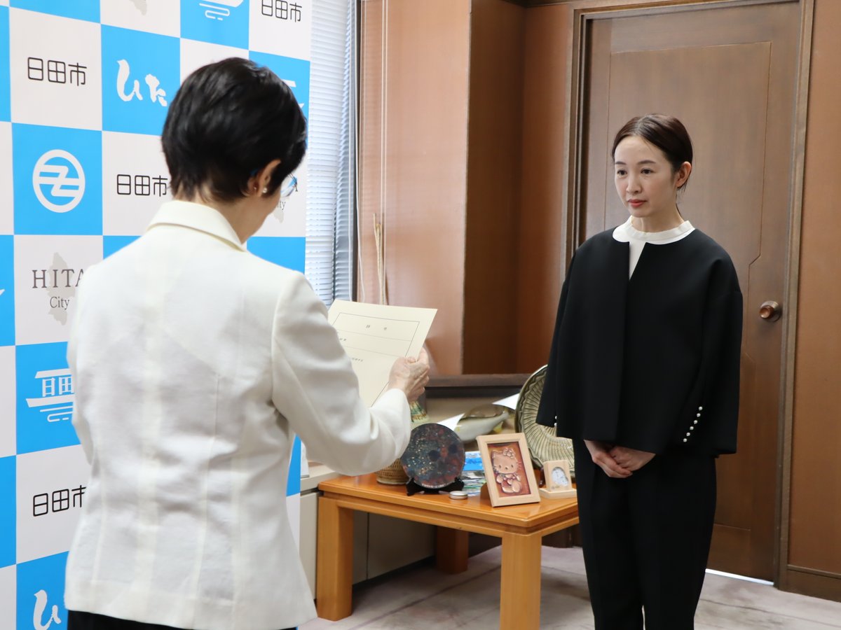 Hitacity_pr's tweet photo. 10月1日付で、新たに日田市教育委員会委員に就任された川﨑絵美氏に、椋野市長から辞令が交付されました。
任期は、令和8年10月1日から令和12年9月30日までの4年間です。川﨑委員、よろしくお願いします🍀
#日田市 #日田 #大分県日田市 #hita #日田市教育委員会 #教育委員 https://t.co/D2AfMU1000