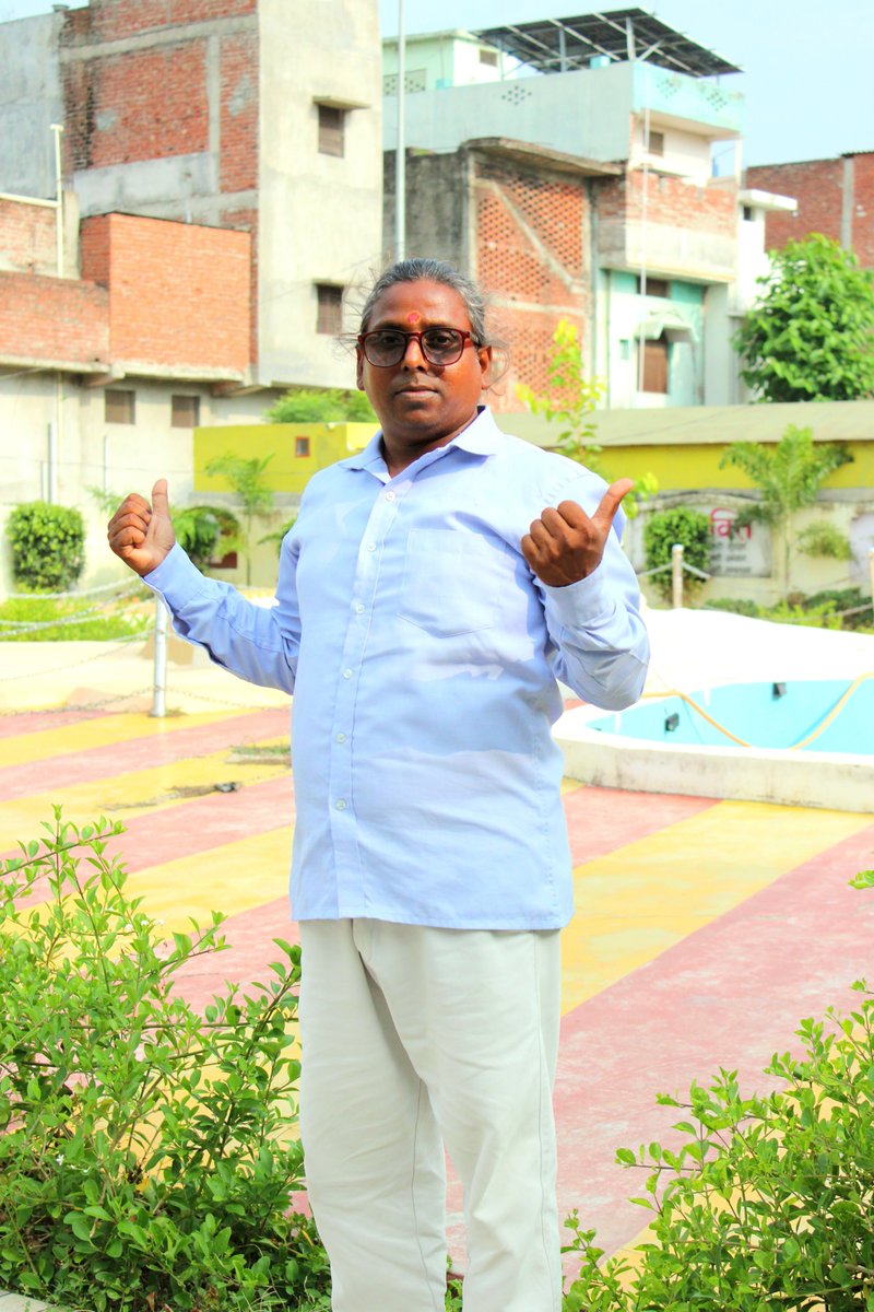 Chintuguruji's tweet photo. जीवन की सबस े कठिन परिस्थितियो ं मे ं 
हम अकेले ही होते ह ैं और यही समय हमे ं 
बुद्धिमान, समझदार, ताकतवर और निडर बनाता है..
#GoodMorningEveryone https://t.co/aCLj9peOU5