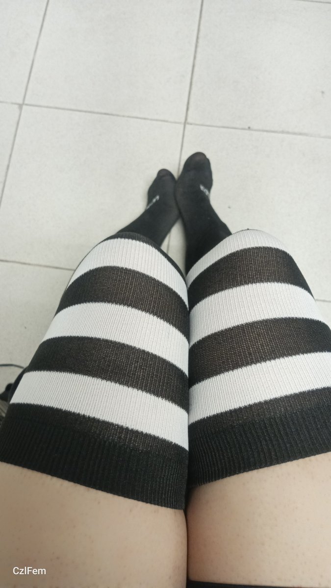 fem_czl's tweet photo. Hoy me agarró la lluvia se mojaron mis cosas y mis libros que compre, la verdad me siento de la cola, mañana les público las fotos que tome, de momento iré a dormir me duele el cuerpo mi cabeza y si les soy sincero quiero llorar por lo de mis libros https://t.co/3lYod7DeWQ