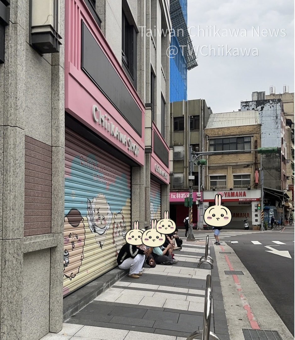 TWChiikawa's tweet photo. 【🇹🇼台湾ちいかわ現地情報✨】

本日10/7は新商品の発売日！！🥳✨

こちらは朝9:00頃の
「CHIIKAWA SHOP in TAIPEI」台北常設店の様子です📸

お店のオープンは12:00ですが、
すでに並んでいる方が…！！😳

発売のたびに、どんどん競争が激しくなっている気がします🤣🤣

無事に欲しいものが買えますように🙏✨
今日参戦される皆さんも、無事にお迎えできますように！！