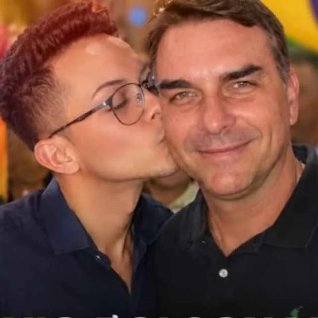 republiqueBRA's tweet photo. 🏳️‍🌈 🇧🇷 Após receber apenas 294 votos para deputado federal, João Pedro Sastre, o “Gay de Direita”, deixa de apoiar Flávio Bolsonaro e declara apoio a Lula no 2º turno. https://t.co/a7TRx4bJjy