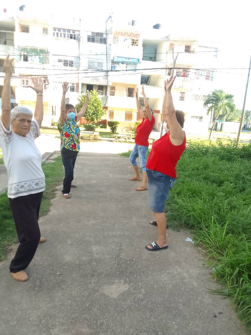 PedroACeja3414's tweet photo. La profesora de Actividad Física Comunitaria Guane Nieves Miranda en sus acostumbradas actividades con los adultos mayores.
#InderGuane 
#PinarPorNuevasVictorias https://t.co/47eJueH3C6